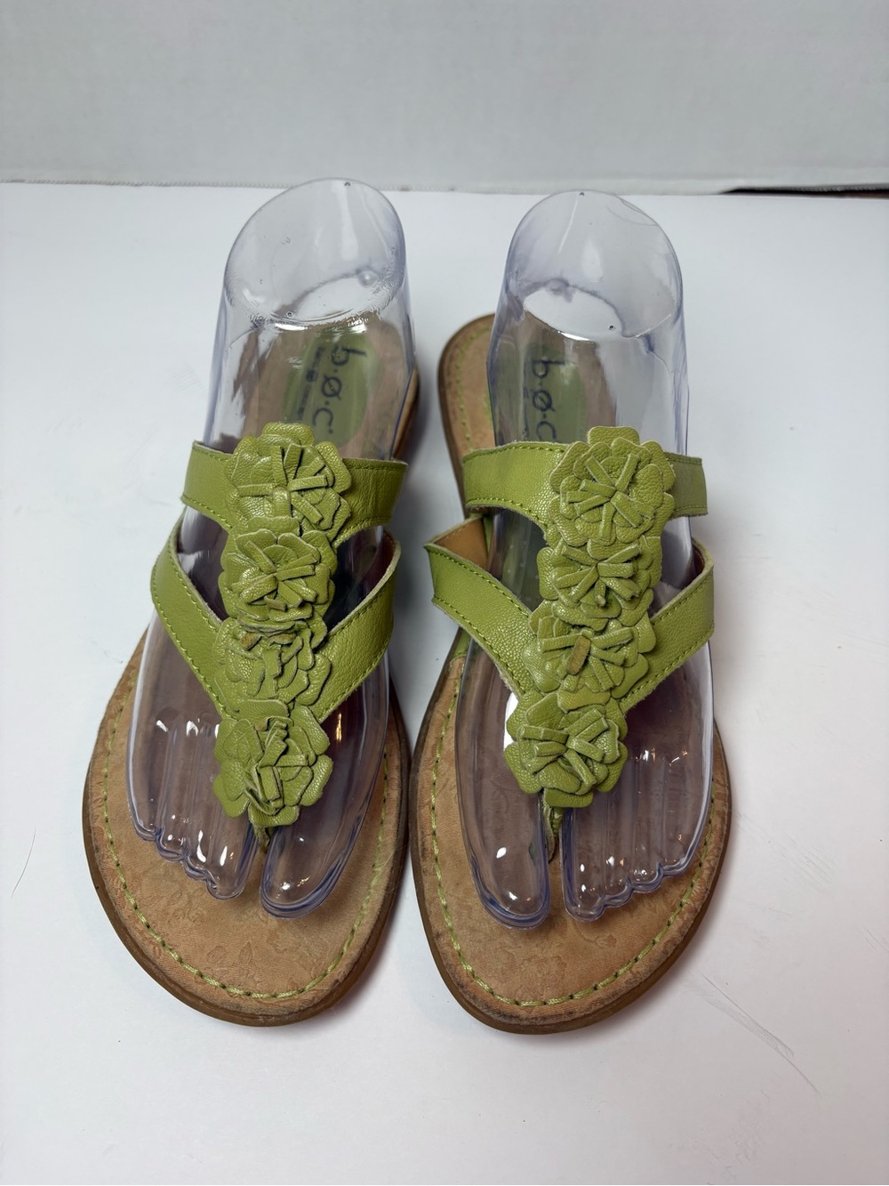 b.o.c Born Vivian Kiwi Green Leather Thong Sandals Floral Cascading Appliqué 8M